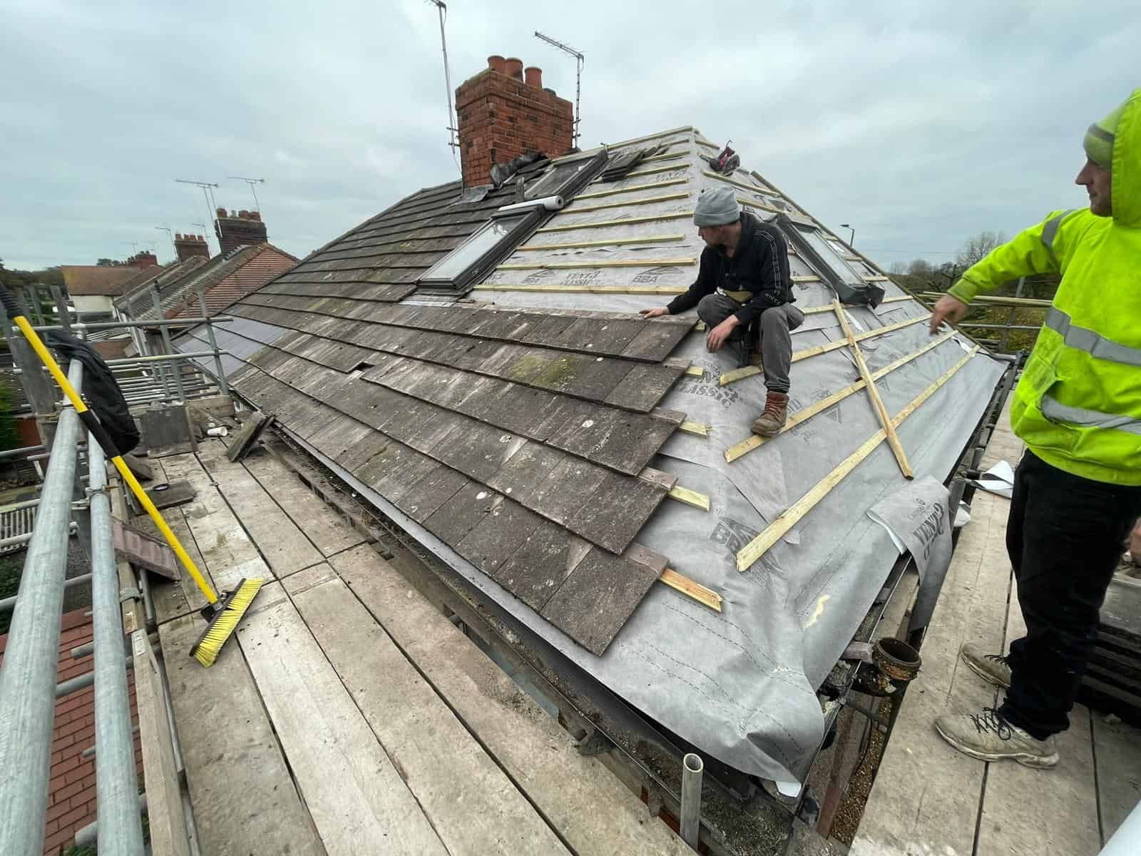 Dragon Elite Roofing team on site